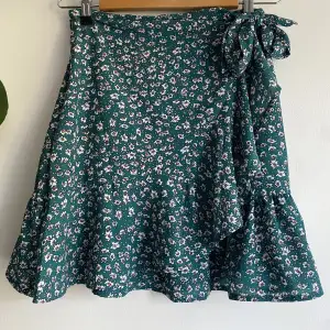 Söt blommig kjol ifrån Shein i storlek xs🌸 Säljer då den är för liten för mig. Den gröna färgen är ljusare i verkligheten💚 Köparen står för frakten!!