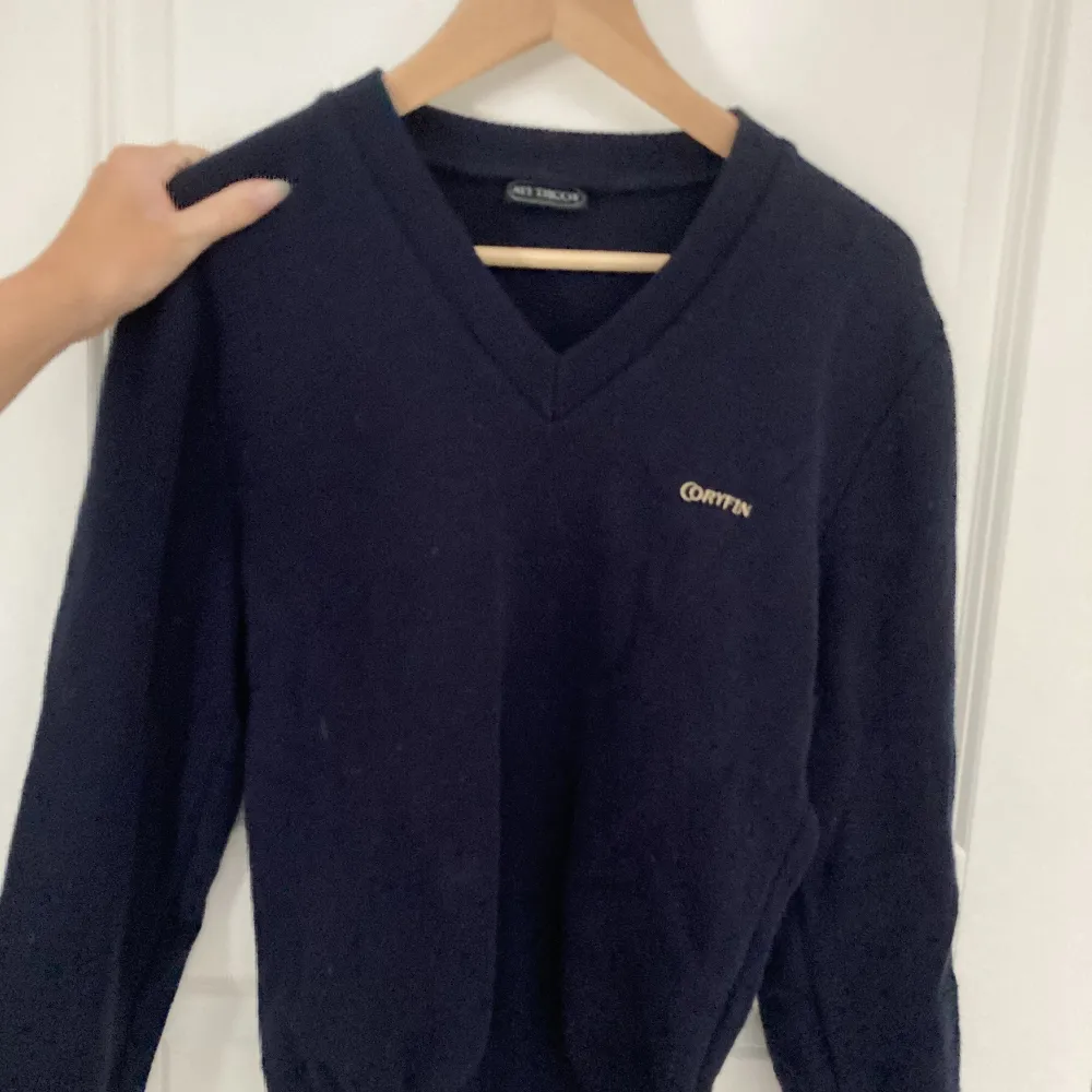 Säljer den här snygga tröjan jag köpt second hand, den är en mörkare marinblå och jätte skön i materialet. Stickat.