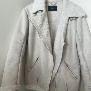 Bikbok Jacka  - Fin beige jacka från Bikbok i storlek Xs i fint skick 😇