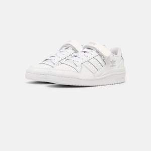 Säljer dessa skit snygga Adidas forum low, då dem är för små för mig.💗Aldrig använda. Nypris 779kr