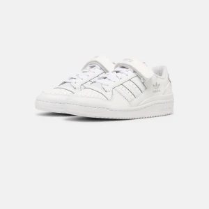 Vita adidas sneakers  - Säljer dessa skit snygga Adidas forum low, då dem är för små för mig.💗Aldrig använda. Nypris 779kr