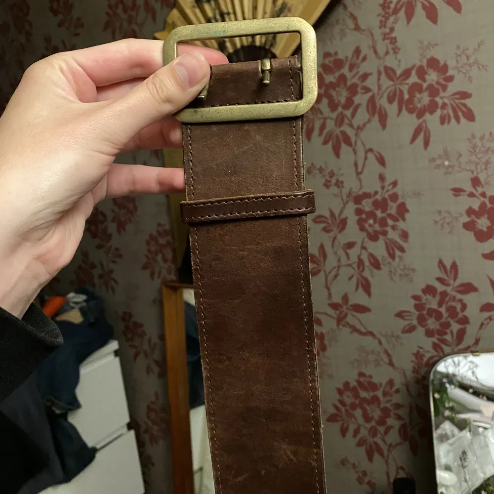 Vintage bälte i brunt läder 🤎 Totala längd 85cm, bredd 5,5cm. Accessoarer.