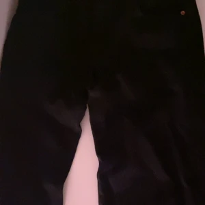 Levis 501 svart - Levis 501 svart  Storlek 33/30  Nypris :1000