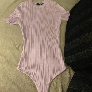Två tröjor för 90kr - Hej, nu säljer jag både denna lila body(xs/S)& rosa topp (XS/S) för endast 195kr tillsammans. Den rosa toppen är från VeroModa & den lila bodyn från missguided. Bodyn är väldigt stretchig Tröjorna är i nyskick & har endast testat de. Kan mötas o frakta 