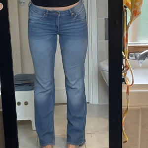 Jeans - Bootcut jeans från H&M, knappt använda! Finns även i en ljusare tvätt. 