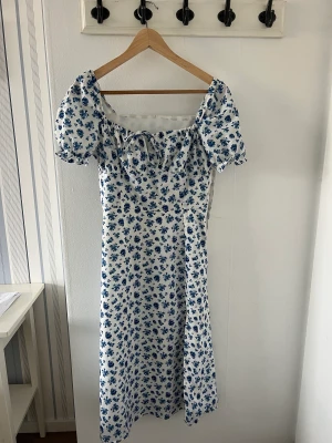 blommig klänning  - Superfin klänning med vita blommor 