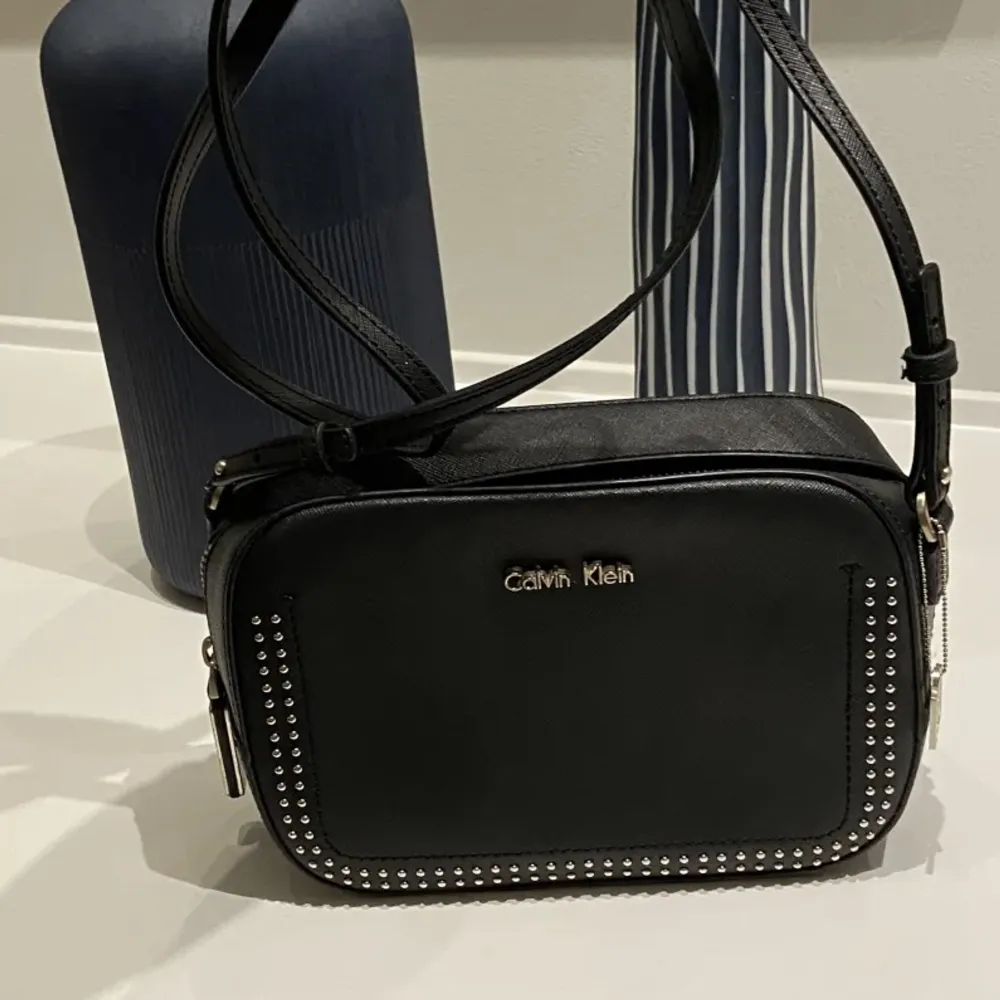 Hej, säljer denna svarta väska från Calvin Klein då den int kmr till användning så mkt. Den är köpt här på Plick för ca 4 månader sedan. Den har inga defekter (Köparen står för frakten💕) . Väskor.