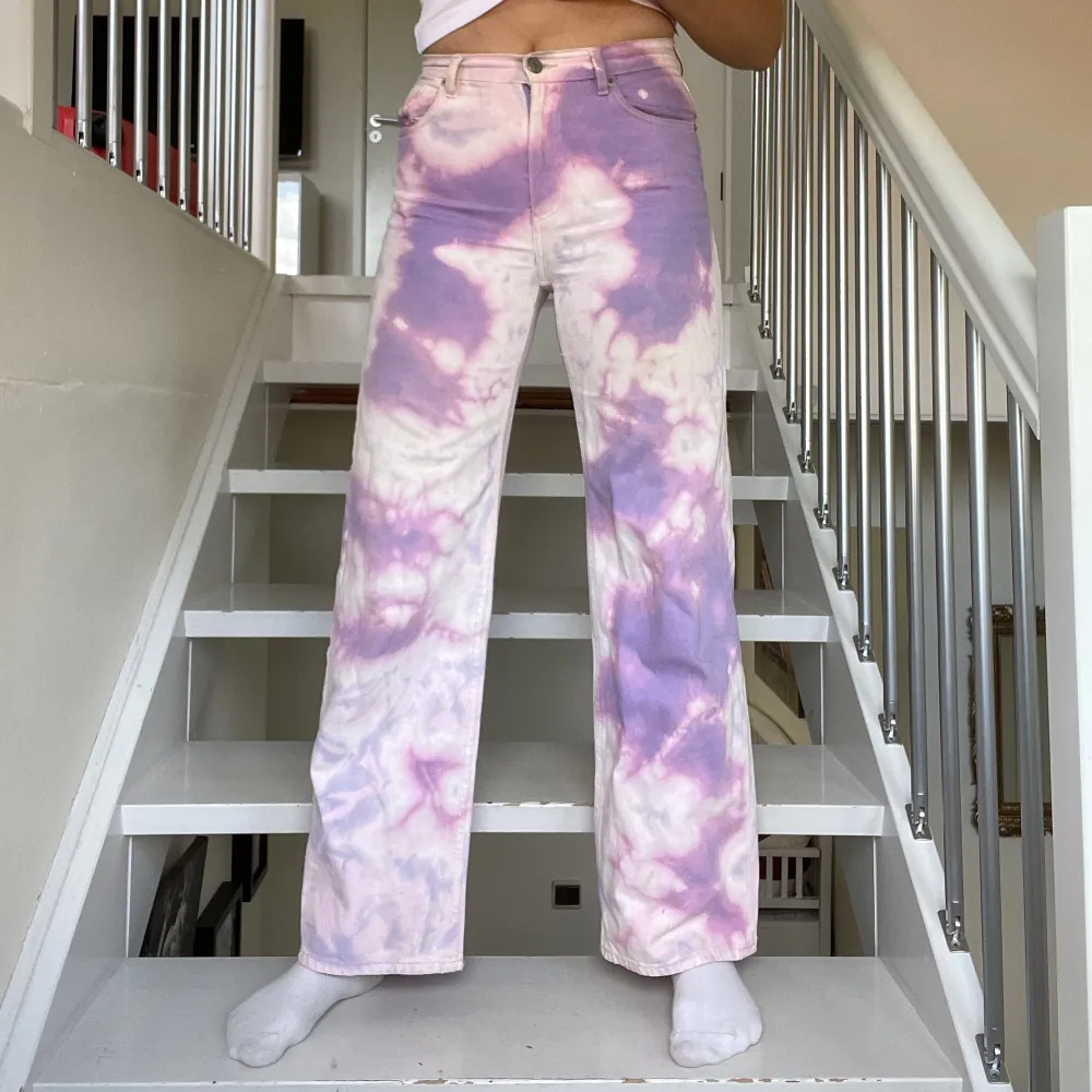 Lila/vita/rosa jeans som jag har färgat och designat själv. Ursprungligen från Monki men finns inga andra byxor som dessa!! Litet hål på rumpan men det syns inte alls när man har på sig dem. Bra skick! . Jeans & Byxor.