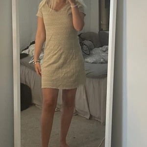 Klänning  - Säljer denna beiga klänning då den inte kommer till användning längre.