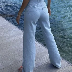 Cloeys jeans - Cloey schuttermans egna märke! Så snygga jeans som är i jättefint skick ❤️ passar någon mellan xs-m beroende på hur man vill att de sitter  Nypris: 1800kr