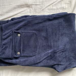 Säljer nu mina juicy byxor då de inte kommer till användning längre, de är i fint skick och har inga defekter. 