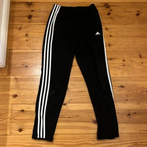 Adidas byxor - Lite oklart vilken storlek men skulle anta 34/XS, byxorna är lite kort i benen på mig och jag är 164cm. Betalning sker via swish eller köp nu🥰 Köparen står för frakten💗