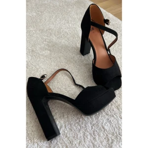 Klackar - Klackskor från H&M, endast använda ett fåtal gånger.