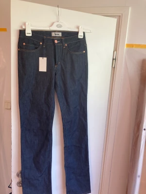 Acne jeans - Ett par helt oanvända jeans från acne i väldigt mörk blå färg. Storleken är 29/34 och är som sagt helt oanvända.