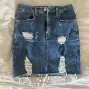 Jeanskjol - Jeanskjol från Pull&Bear i storlek S. Den är använd ett par gånger och är som i nytt skick. Den är ganska stretchig. 