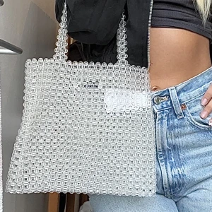 Totebag pärlor - Totebag liknanade väska från pieces, köpt på Nelly!💕 Genomskinliga pärlor🤍 helt ny!🤝 använd gärna köp nu❤️‍🔥