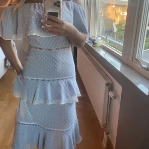 Långklänning - Klänning som går ner över knäna, köpt i new york.aldrig använd