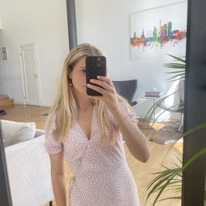 Rosa klänning - Superfin rosa klänning med vita blommor från Nelly. Använd 2 gånger eftersom den är inte passar mig💗🤍 Storlek 34