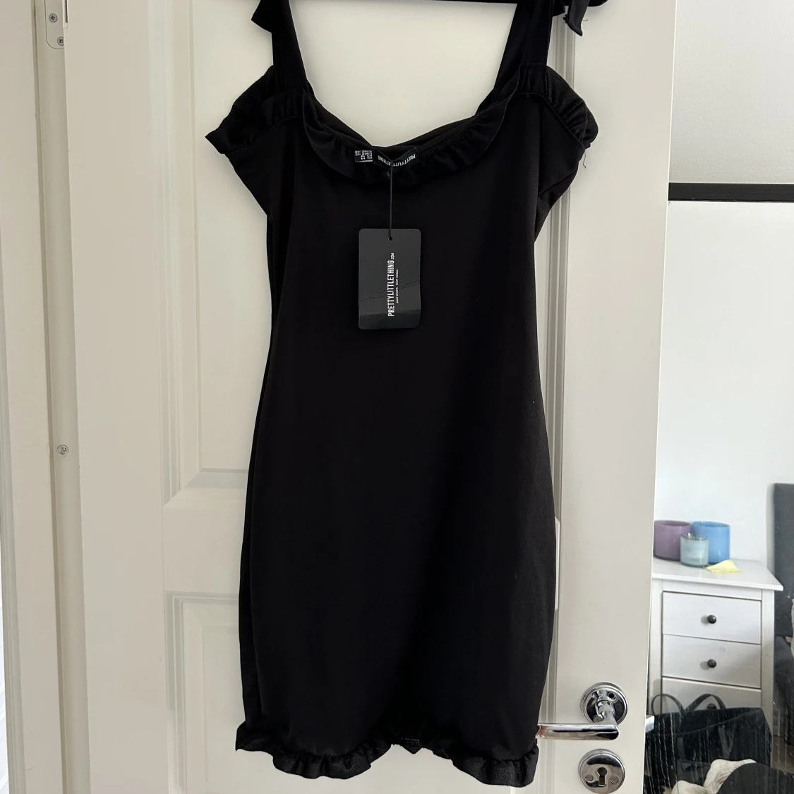 Fin klänning med volanger  - 90