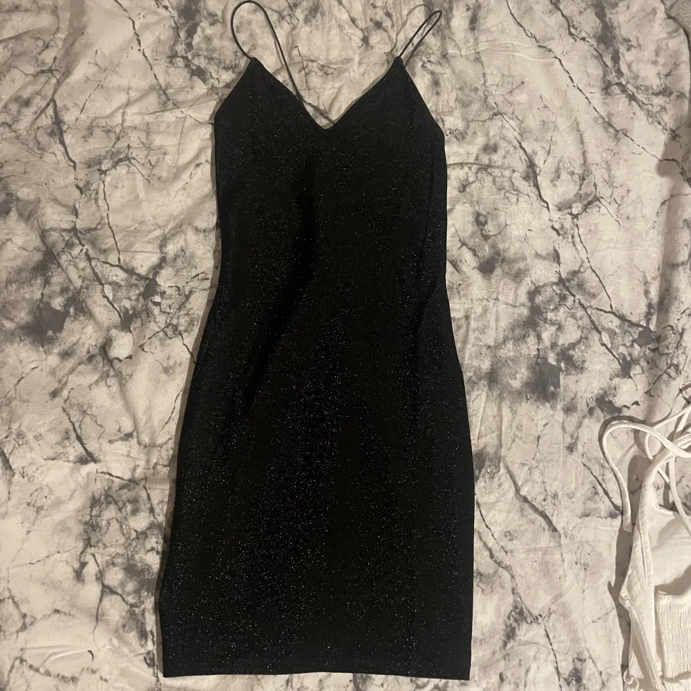 supersnygg svart klänning som glittrar, passar till fester osv. säljer pga att jag inte använder. 🩷. Klänningar.