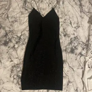supersnygg svart klänning som glittrar, passar till fester osv. säljer pga att jag inte använder. 🩷