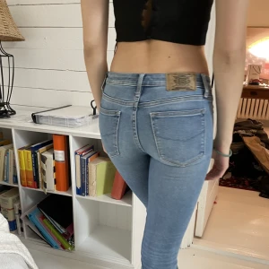 Crocker jeans - Snygga utsvängda jeans från crocker. Storlek XS-S. W26-L35. Passar också bra på långa. 178 cm lång på bilden. 