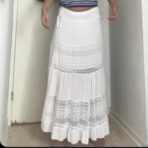 Vit Lång kjol  - Säljer denna jättesnygga kjol som är perfekt till sommaren💗Mid och low rise.Har aldrig använt och prislappen är kvar. Den är stretchig i midjan vilket gör den att passa många storlekar. Jag själv har normalt S/M Kjolen är köpt utomlands och är i ny skick😊