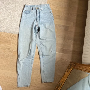 Jenas - Snygga ljusa jeans köpta second hand. Lite momjeans aktiga😜🪩 Skriv för fler bilder!