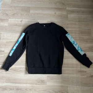 Bastille hoodie  - säljer denna bastille hoodie 10/10 skick Hör av er vid intresse!!