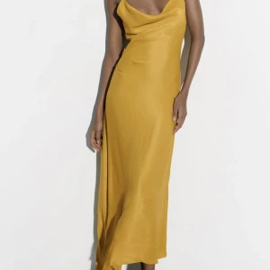 Zara klänning gul - Ny med prislapp storlek M