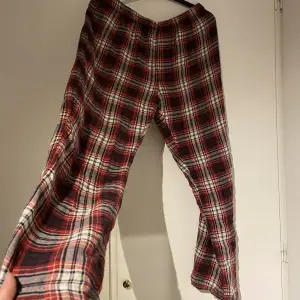Hej! Säljer dessa rutiga fina pyjamas byxorna från H&M i storlek M. När jag beställde dem var dem lite stora vilket är anledningen att jag säljer dem! Fint skick!
