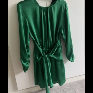 Grön klänning  - Mörkgrön klänning från Gina! Använd 2 gånger, mycket bra skick!💚🤍🌾Funkar lika bra som 36! 