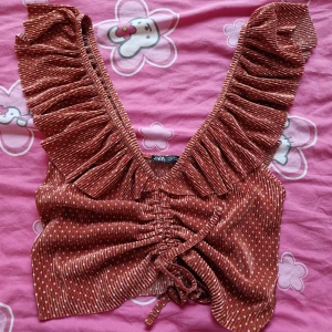 Gulligt linne - Gulligt plisserat linne med volangärmar. Knytning i fram( går att justera till önskad längd ) Perfekt nu till sommaren🌻☀️ Använd men i fint skick🩷