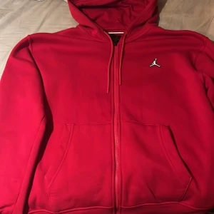 Jordan ziphoodie - Jordan tröja, använd ca 5-6 gånger mycket bra skick storlek L