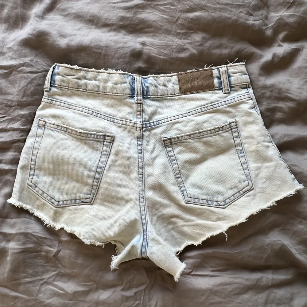 Jeansshorts från Zara💙🤍 Använda ca 2 gånger så väldigt bra skick!! Storlek 36, passar 34/36☺️Köpte för 350kr och säljer för 200kr.. Shorts.