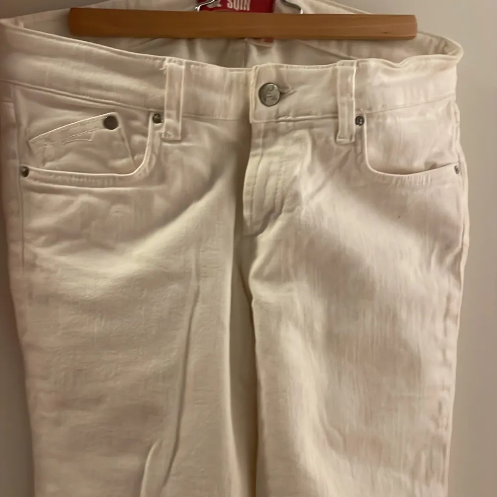 vita lågmidjade jeans som är lite stretchiga. jätte bra skick använd ett par fåtal gånger men passar tyvärr inte längre. men de är jätte fina 🫶🫶. Jeans & Byxor.
