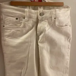 vita lågmidjade jeans som är lite stretchiga. jätte bra skick använd ett par fåtal gånger men passar tyvärr inte längre. men de är jätte fina 🫶🫶