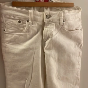 vita lågmidjade jeans - vita lågmidjade jeans som är lite stretchiga. jätte bra skick använd ett par fåtal gånger men passar tyvärr inte längre. men de är jätte fina 🫶🫶