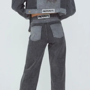 Rotate jeans  - ’Betty Jeans’ från Rotate.  Sparsamt använda pga fel storlek.  Nypris 1 900kr 