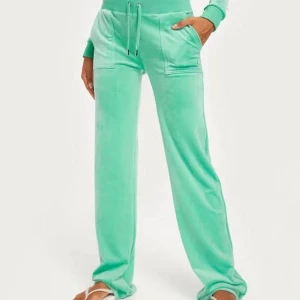 Juicy couture mjukisset grönt  -  Säljer grön juicy dress SS22 då jag inte använt den speciellt mycket. Supermjuk och skön i velour  Hela dressen är i gott skick, inget att anmärka på.  Byxorna är i S och koftan är i M. Jag själv har storlek xs/s vanligtvis.  Byxorna har fickor baktill!