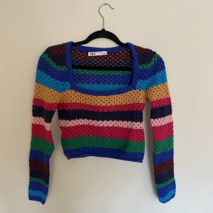 Stickad croptop - Så söt stickad croptop från Zara. I storlek M men tror den funkar på XS/S också! Typ aldrig använd