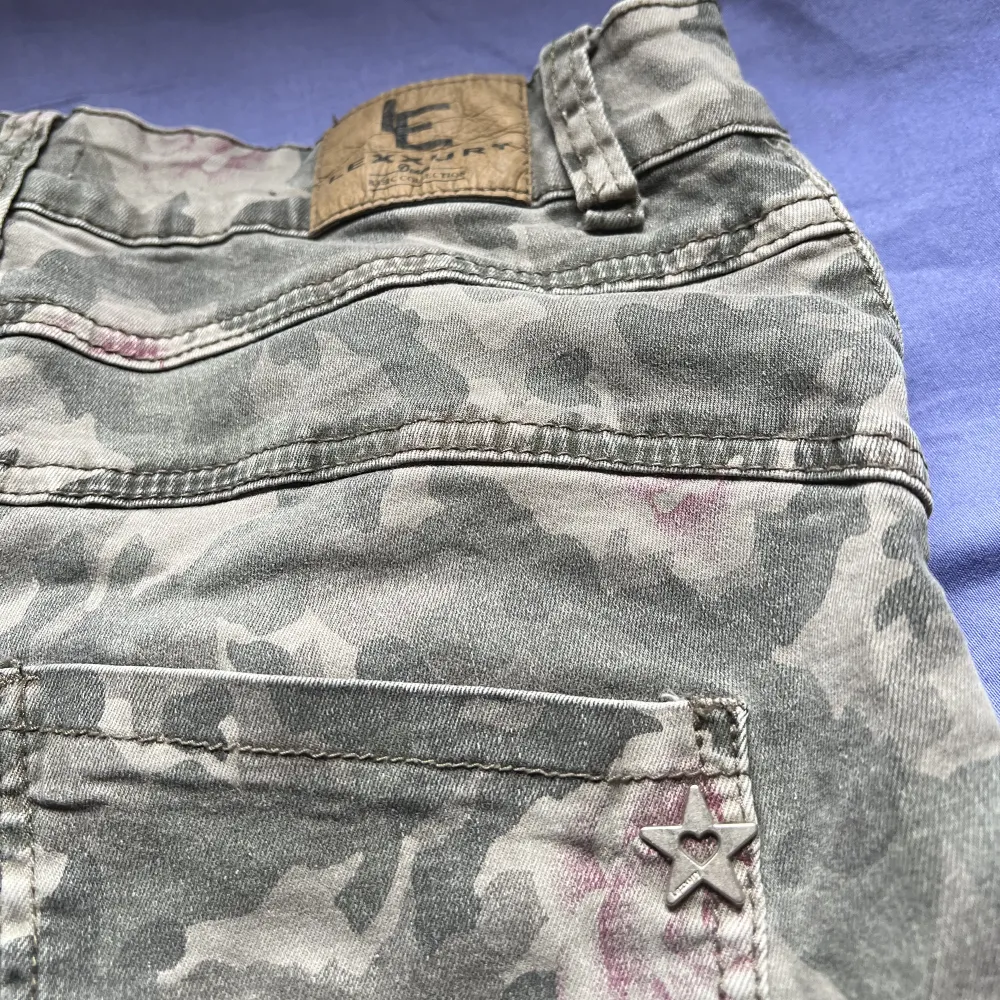 Coola blommiga jeans som ej kommer till användning längre. Jeans & Byxor.