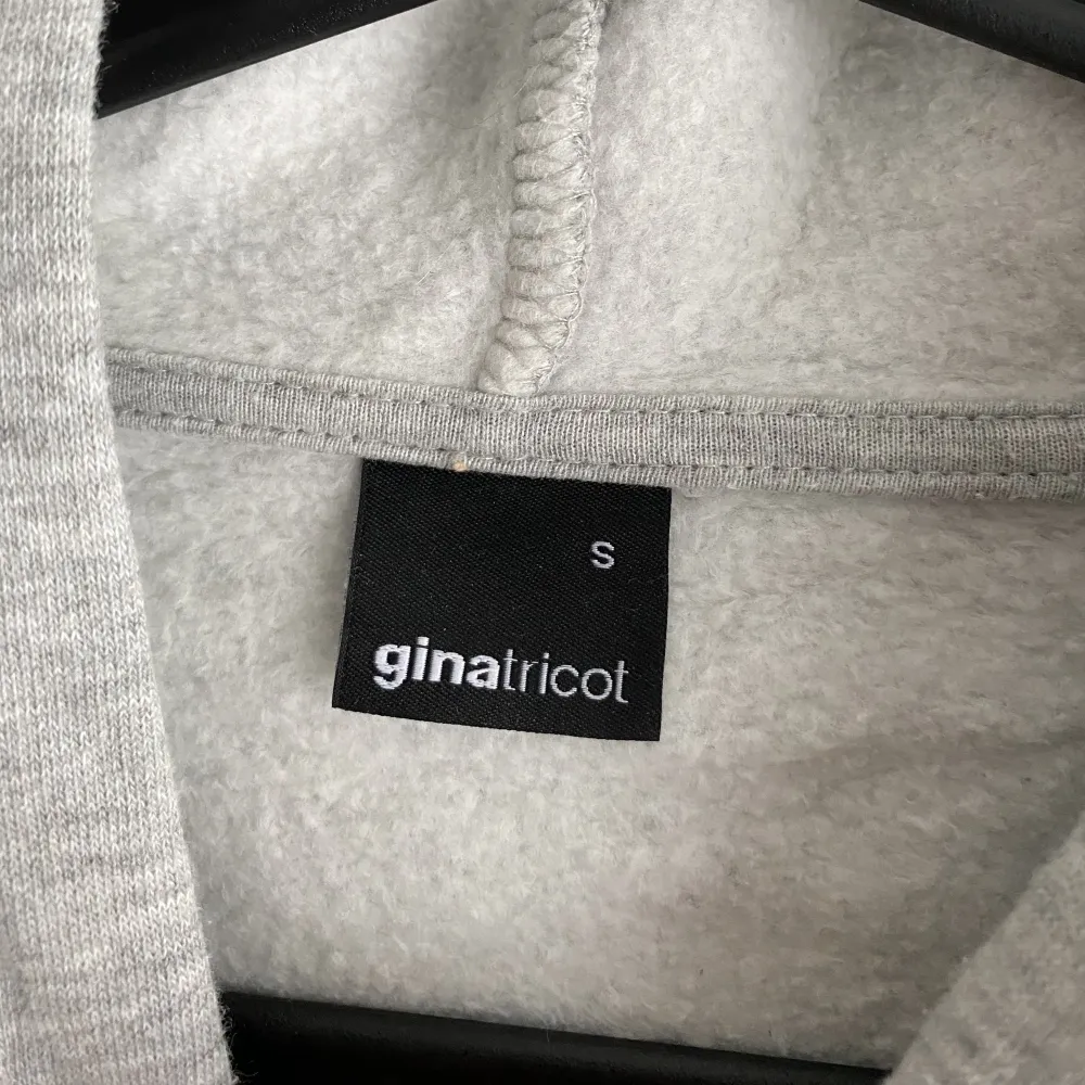 Skön grå tjocktröja ifrån Ginatricot i storlek S!! Använd men i fint skick🩶. Hoodies.