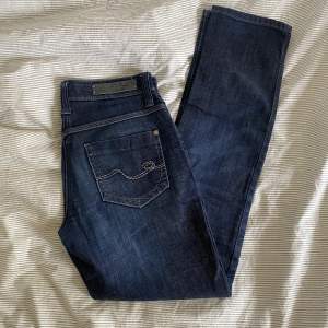 Säljer dessa jeans från märket Mac i storlek 36 och passar mig bra i längden som är ca 165 lång❤️