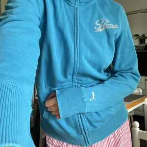 Puma kofta  - Puma kofta i snygg blå färg