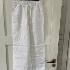 Slutsålda oanvända linnebyxor! - Slutsålda linnebyxor från NAKD! De är endast provade, aldrig använda🤍Knytning i midjan, fickor framtill och långa ben!