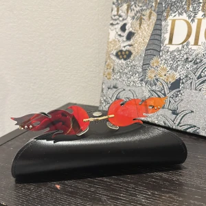 Eldigaa solglasögon för salu! 🔥❤️‍🔥 - Säljer röda eld formade glasögon! 🔥 som köptes för 48 kronor för cirka en månad sen. Solglasögonen kompletterar outfiter väldigt bra!  Solglasögon är endast använda en gång och säljs nu då de inte passar på min näsform. DM för vidare frågor❤️