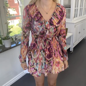 Zara klänning - Säljer nu denna klänning från zara helt oanvänd i storlek M