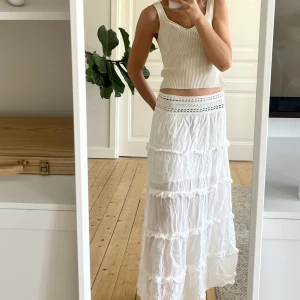 Långkjol - Vit långkjol från calzedonia. Tror det är onesize för står inte storlek