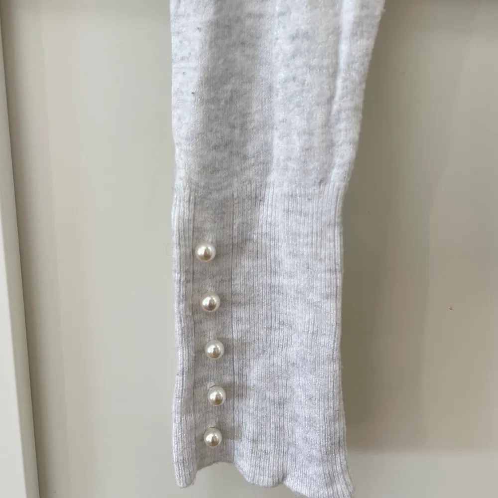 Tunn vit/ljusgrå tröja med pärlor på ärmarna🤍. Tröjor & Koftor.